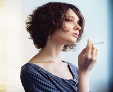 灵犀看相识人课堂:面相看矮鼻梁山根低的女人