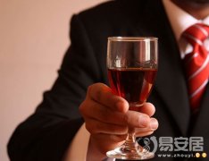 灵犀手相课堂:从端酒杯的手势看一个人的性格