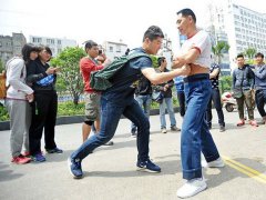 梦见挨打