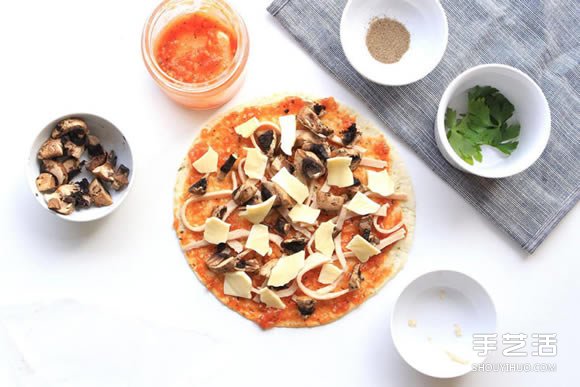 懒人快速料理：五分钟自制免揉披萨的方法
