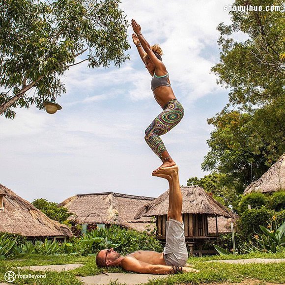 运动也可以很甜蜜：情侣用双人瑜珈逛世界