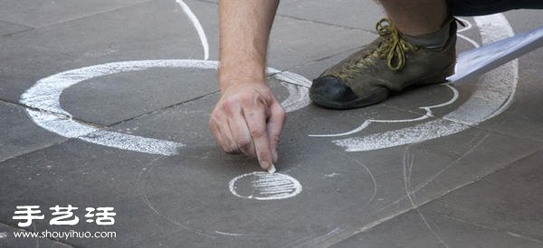 罗马艺术家的街头粉笔涂鸦艺术