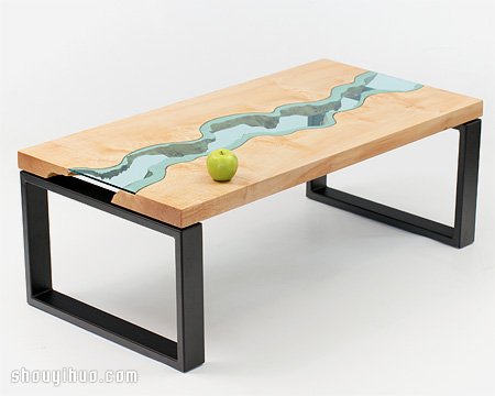 利用木头和蓝色玻璃 制作有美丽河流的桌子