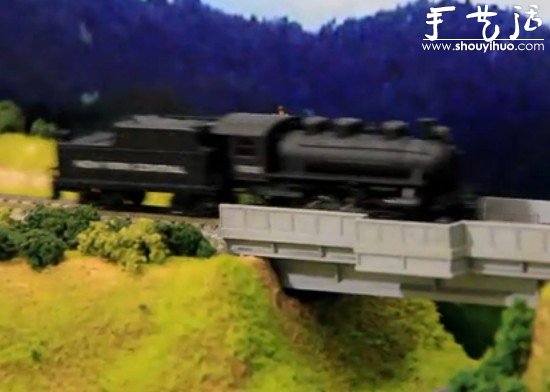 纯手工打造的火车模型沙盘