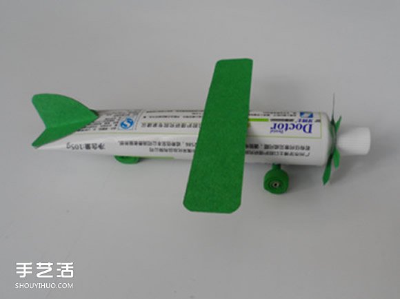 幼儿飞机模型手工制作 牙膏做飞机的作品图片
