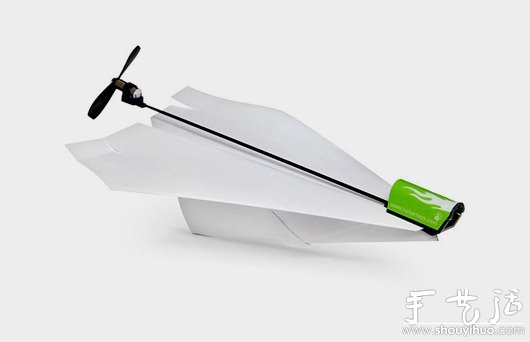 配备螺旋桨套件的纸飞机DIY