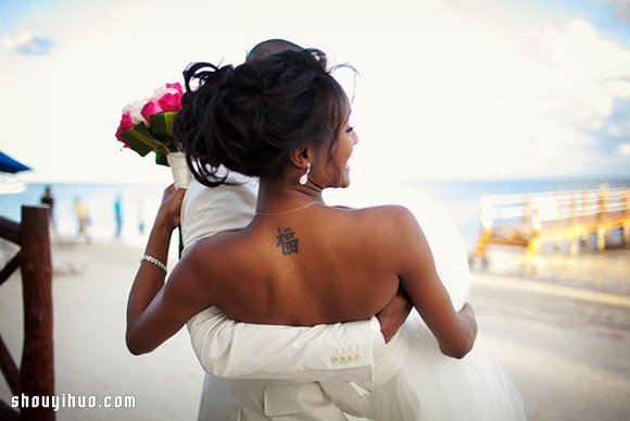23位新娘大方在婚礼当天展示自己的幸福纹身