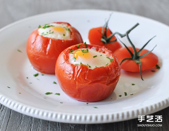 早餐新吃法：鸡蛋打到番茄里 再用烤箱烤起来吃