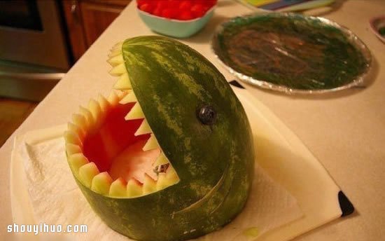 水果雕刻：用西瓜雕出张着血盆大口的鲨鱼
