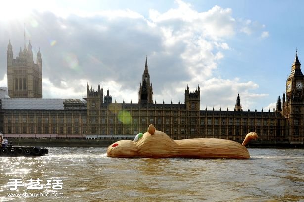 巨型河马出没！伦敦泰晤士河里的木制河马
