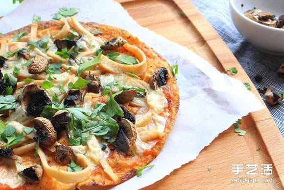 懒人快速料理：五分钟自制免揉披萨的方法