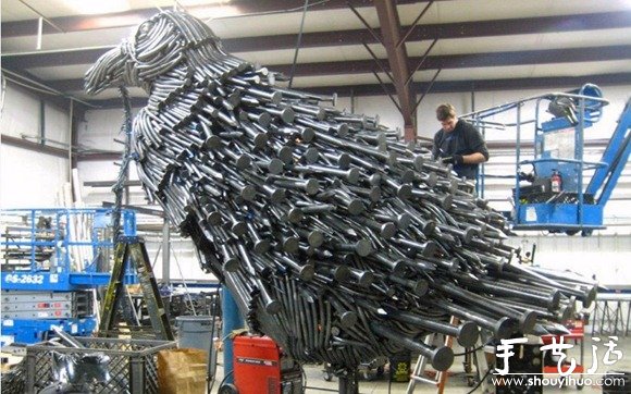 钉子DIY制作而成的巨鸟