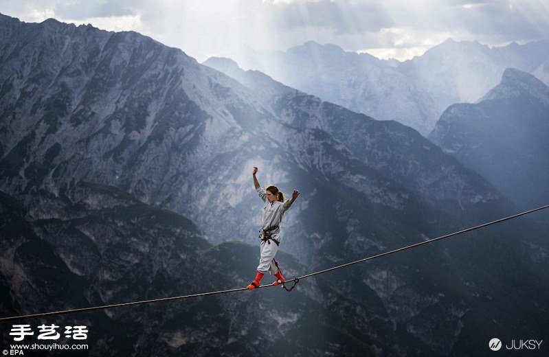 阿尔卑斯山开“高峰会议”的极限运动者