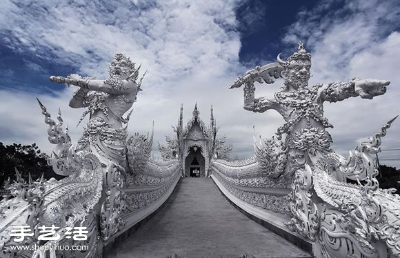 令人惊叹宛如座落于天堂的泰国白庙