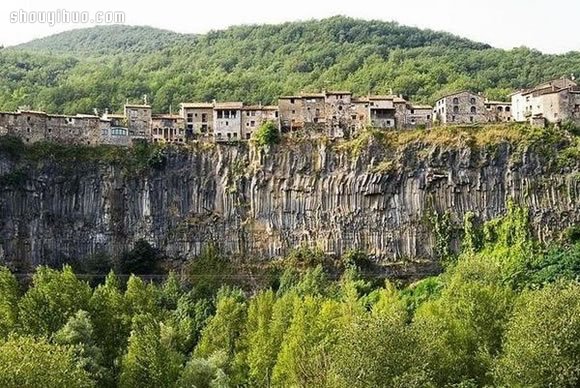 悬崖上的西班牙村庄 这里的居民一定不恐高