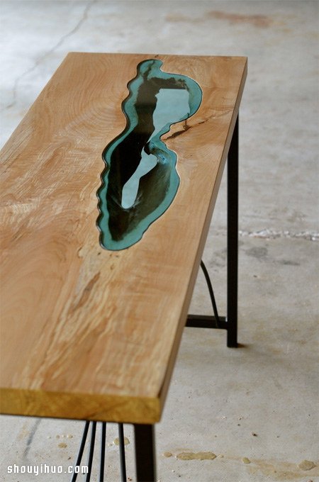 利用木头和蓝色玻璃 制作有美丽河流的桌子