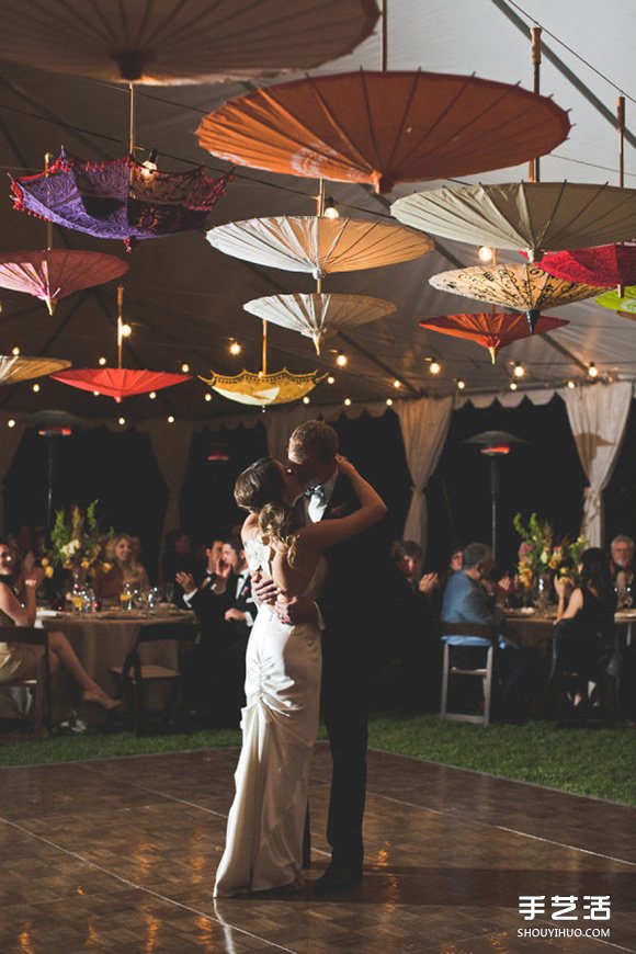 独特主题婚庆布置：伞原来可以让婚礼这样美