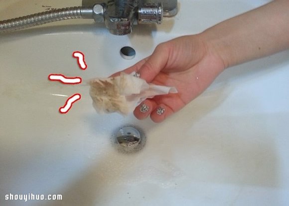 如何用洗头膏简单清洁洗手台盆污垢的方法