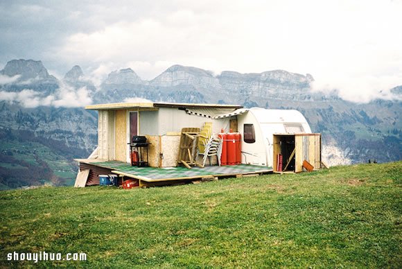 瑞士阿尔卑斯山上的拖车部落 恍如置身天堂
