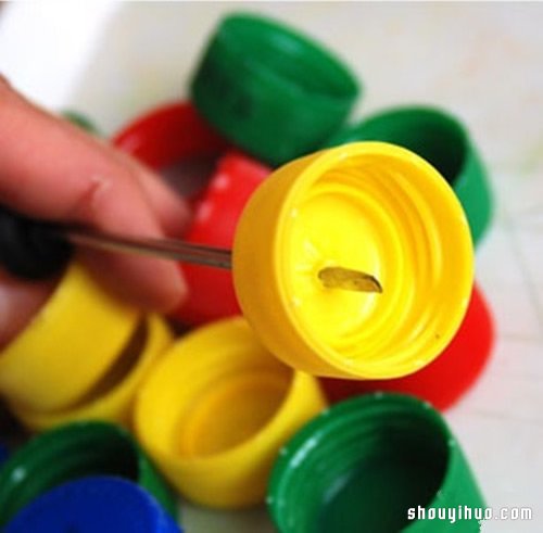 幼儿手工：简单瓶盖小蛇玩具手工制作方法