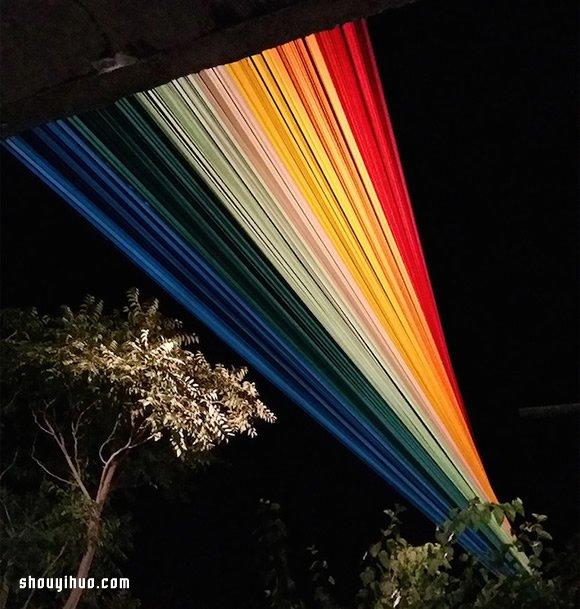 抬头见彩虹 150条彩色缎带创造的美好角落