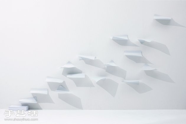 YOY设计：模仿飞舞A4纸张的钢制书架