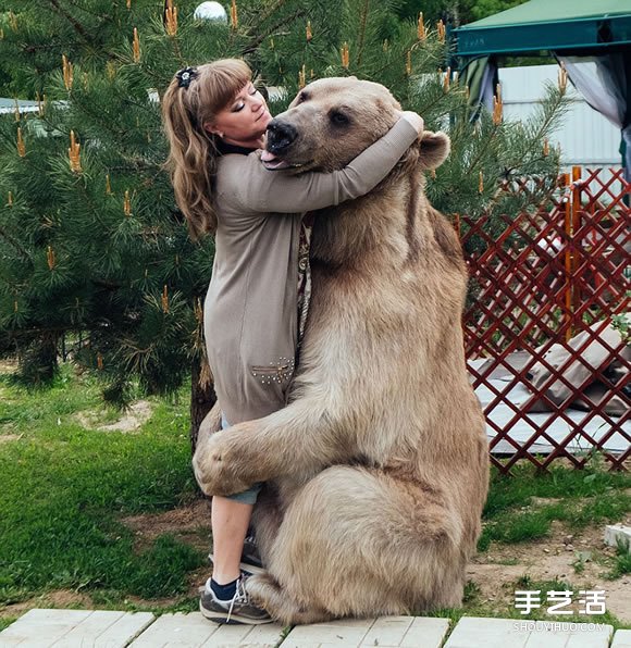 宛如童话故事情节 大熊也可以成为人类的伙伴
