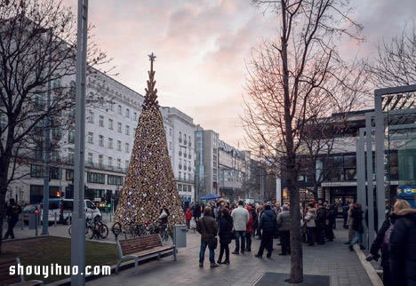 布达佩斯由1万5千公斤原木料堆砌的圣诞树