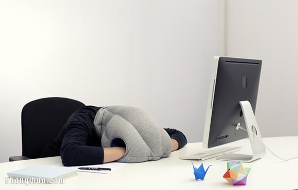 为有午睡习惯的上班族设计的头套枕头