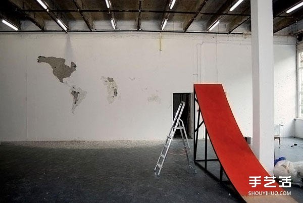 空白墙面上敲敲打打 DIY出一整面的世界地图