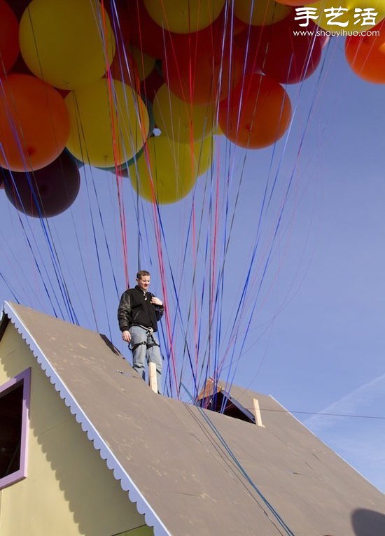 300个充氦气象气球DIY现实版“飞屋”