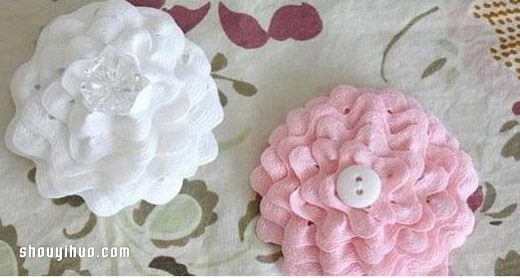 不织布和蕾丝手工制作牡丹花头花的方法