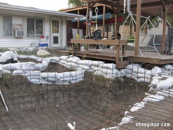 国外网友自家后院挖坑 DIY私人游泳池！