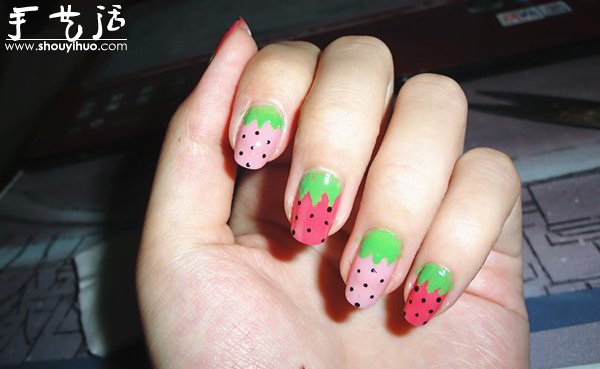 甜美草莓指甲的美甲教程
