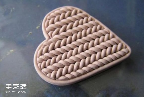用软陶或粘土DIY制作编织风爱心胸针的方法