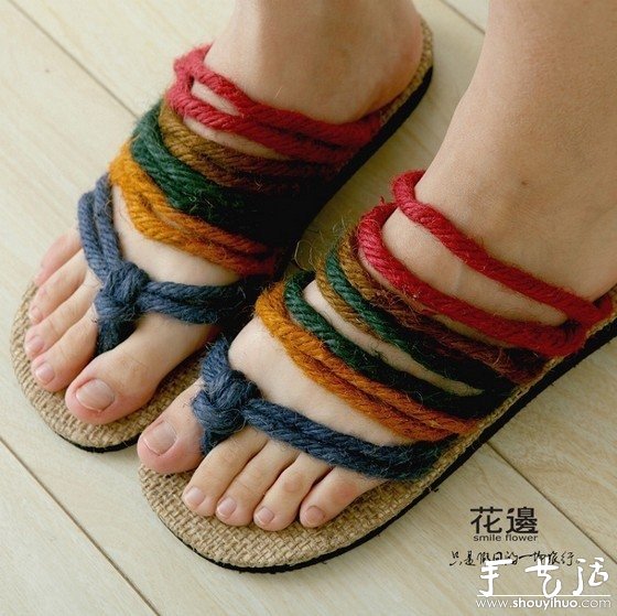 麻绳和布鞋底DIY的彩虹拖鞋