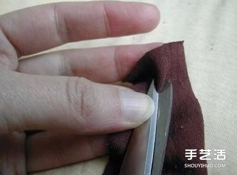 旧T恤编织地毯的方法步骤 漂亮的圆形地毯DIY