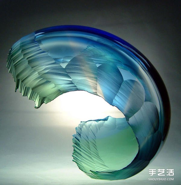 如果海浪被冰冻：玻璃雕塑呈现风起云涌瞬间
