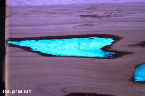 磷光粉+树脂 自制夜晚会发出萤光的美丽木桌