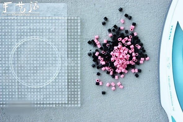 黑白两色塑胶珠子DIY二维码杯垫教程