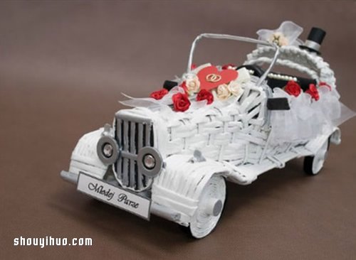 利用旧报纸和瓦楞纸编织制作漂亮婚车模型