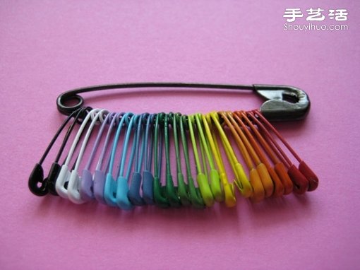 别针创意DIY 不同颜色串起来也挺美的！