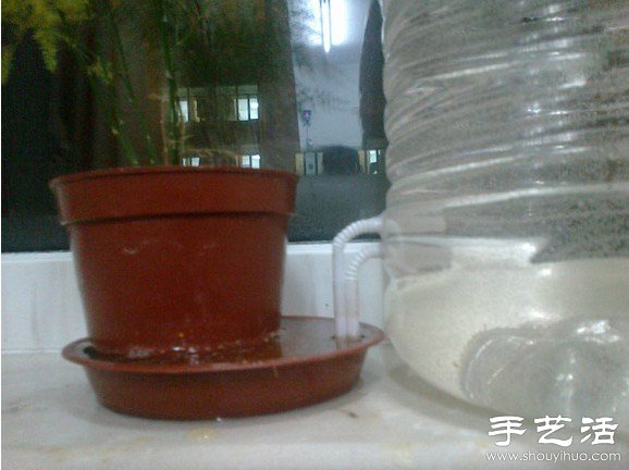 大桶矿泉水瓶废物利用制作自动浇水器