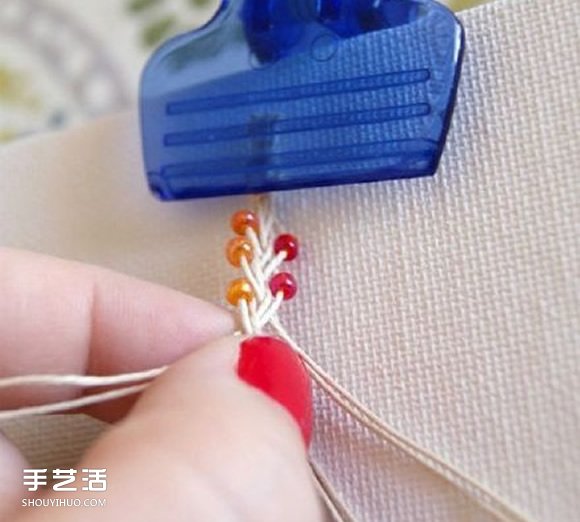 两色串珠手链的编织方法 非常可爱小清新