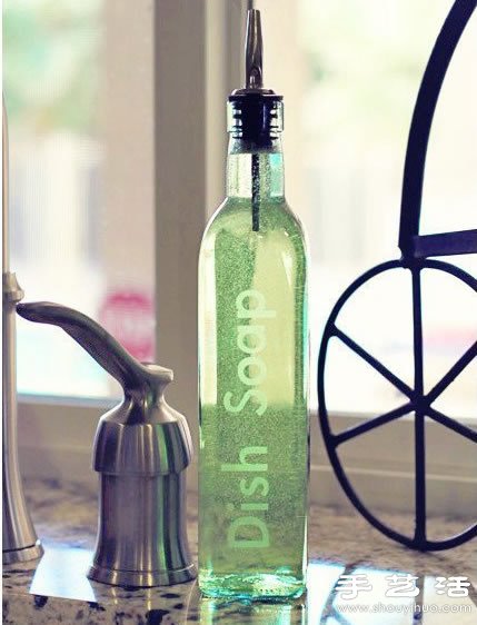 玻璃瓶变废为宝DIY 印上精致的英文文字