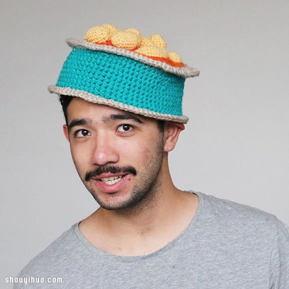 利用毛线编织出独一无二的巨型食物帽子
