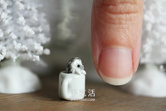比米粒还小！瑞典雕刻家DIY指尖上的软陶作品