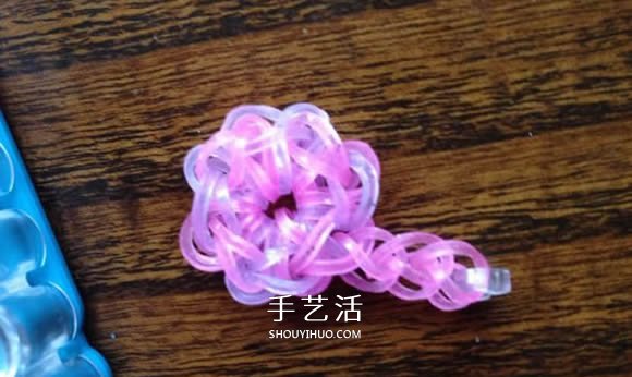 怎样用橡皮筋编织戒指 编成漂亮的花朵造型