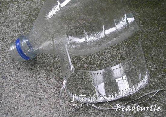 矿泉水瓶废物利用 制作漂亮的串珠手镯图解