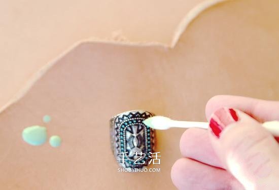 简单的指甲油小改造 让金属戒指拥有美丽色彩